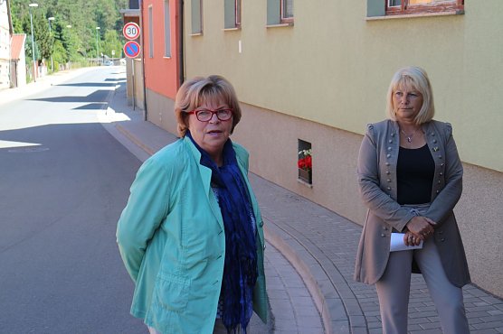 Ortsteilb&uuml;rgermeisterin Karin Busch und die zweite Beigeordnete der Stadt Hannelore Haase bedankten sich bei den Beteiligten, insbesondere den Anwohnern (Foto: Angelo Glashagel)