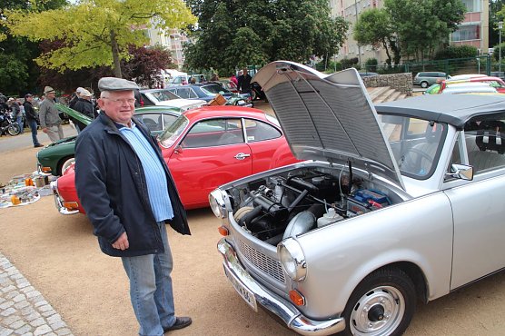 Reinhardt Valenta und sein Trabant - drei Jahre Arbeit stecken in dem silbernen Schmuckst&uuml;ck (Foto: Angelo Glashagel)