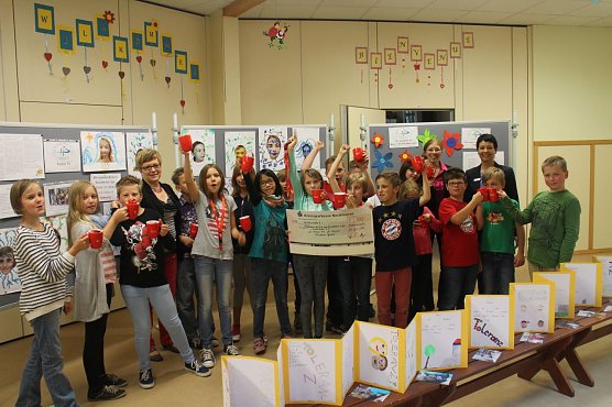 F&uuml;r die viele Arbeit gab es von der Kreissparkasse Nordhausen auch noch eine kleine Belohnung: 100 Euro f&uuml;r die Abschlussfeier (Foto: Angelo Glashagel)