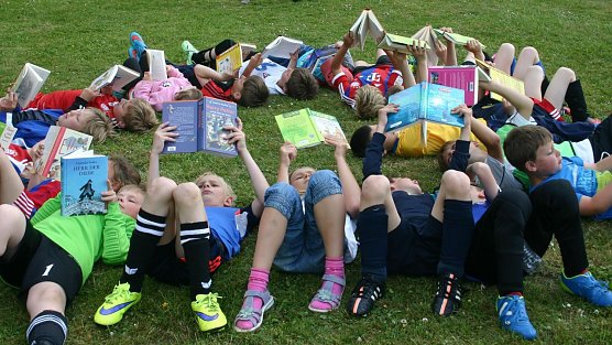 Ab und zu ein gutes Buch - den Ellricher Grundsch&uuml;lern konnte dieser Wunsch erf&uuml;llt werden (Foto: F&ouml;rderverein der Goeckingk Grundschule Ellrich 1992 e.V.)