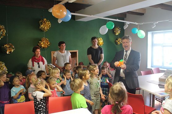 Er&ouml;ffnung mit der Konfettikanone - die Flohburg feiert ihren dritten Geburtstag (Foto: Angelo Glashagel)