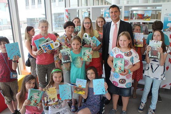 Ich bin eine Leseratte - Bibliotheksleiterin Hildegard Seidel und Sparkassenchef Wolfgang Asche er&ouml;ffneten heute den Lesewettbewerb in Nordhausen (Foto: Angelo Glashagel)