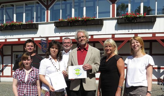 Zertifikat &uuml;bergeben (Foto: nnz)