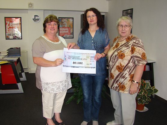 Stellvertretend f&uuml;r ihre Vereine bedankten sich Sylvia Schmidt und Dieter Spie&szlig; bei Sigrid Hupach.  (Foto: Ilona Scharff)