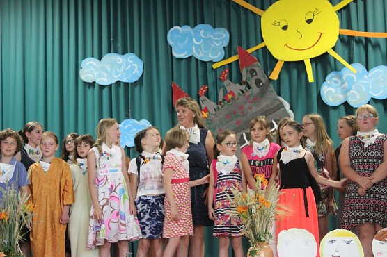Sommerfest zum Schulabschluss - in Krimderode feierte die Evangelische Grundschule ihre gro&szlig;en Sch&uuml;ler (Foto: Denise Pospischil)