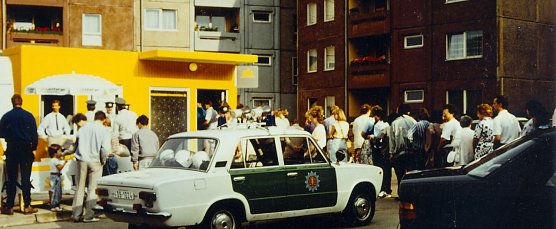 Euphorie im Container - vor 25 Jahren kehrte die Commerzbank nach Nordhausen zur&uuml;ck (Foto: Commerzbank Nordhausen)