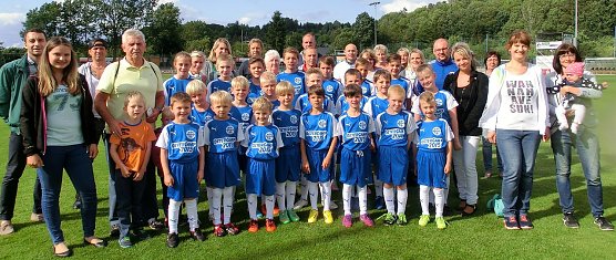 Trikots &uuml;berreicht (Foto: privat)