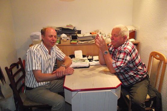 teffen W&auml;ldrich (links) und Hubert Rein bereiten gemeinsam die Oldtimer-Schau vor. (Foto: Kurt Frank)