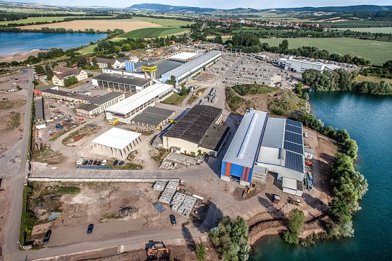 Das Heringer Werk hat sein Gesicht ver&auml;ndert in den vergangenen 25 Jahren: altes musste weichen, neues kam hinzu (Foto: Universalbeton Heringen GmbH & Co. KG)