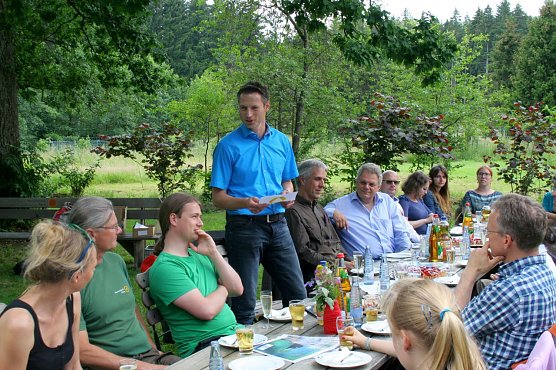 Unter der gro&szlig;en Eiche im Nationalparkzentrum HohneHof blickten die G&auml;ste auf 25 Jahre Commerzbank-Umweltpraktikum zur&uuml;ck. (Foto: N&ouml;renberg)