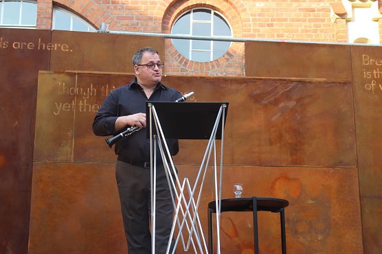 Michael Trischan befasst sich in der Nordh&auml;user Traditionsbrennerei mit dem j&uuml;dischen Witz (Foto: Angelo Glashagel)