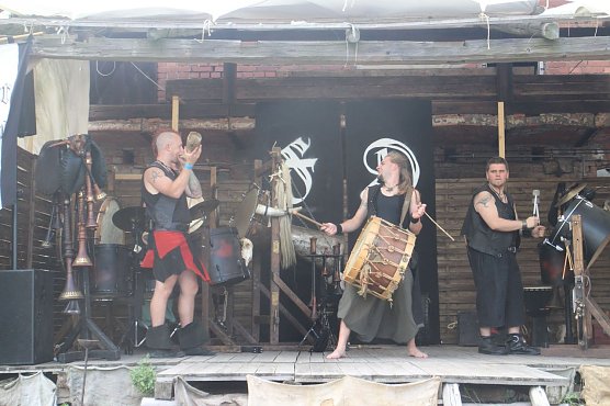 Feuerdorn sorgten mit Trommel, Dudelsack und Fl&ouml;te f&uuml;r ordentlich Stimmung (Foto: Angelo Glashagel)