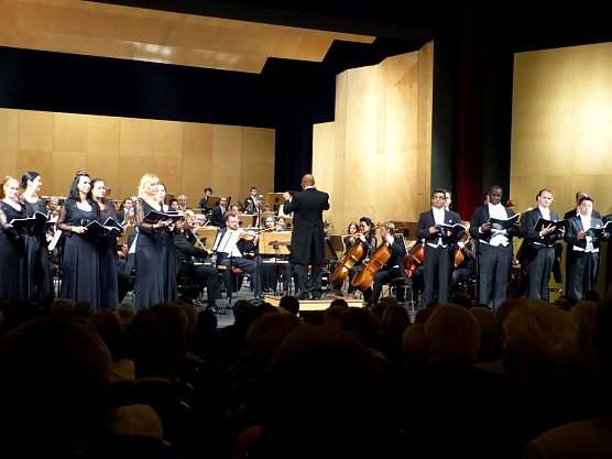 Festlich beginnt die Spielzeit mit der gro&szlig;en Operngala (Foto: Birgit Susemihl)
