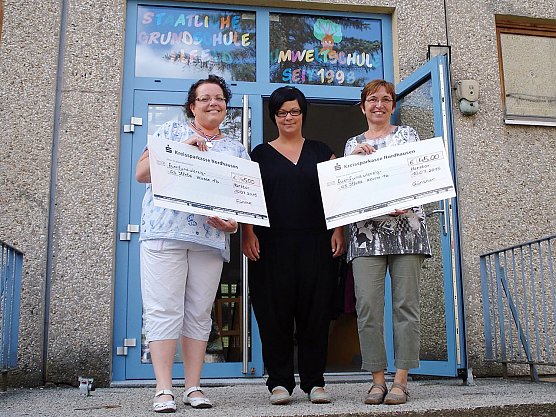 Spenden f&uuml;r Ilfelder Grundschule (Foto: Anja Hichert)