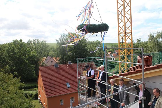Gut einem Monat nach der Grundsteinlegung konnte heute am Stephanus Haus in G&uuml;nzerode Richtfest gefeiert werden (Foto: Angelo Glashagel)
