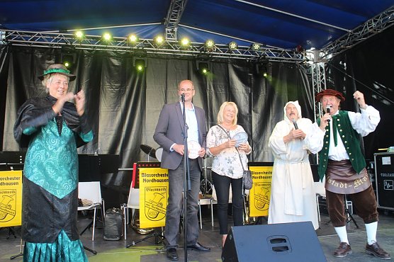 Er&ouml;ffnet wurde das Nordh&auml;user Altstadtfest durch die Altstadtoriginale sowie Hannelore Haase und Matthias Jendricke (Foto: Angelo Glashagel)