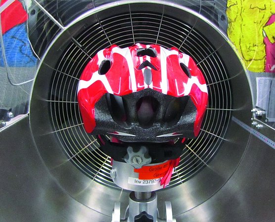 Bel&uuml;ftungstest Der warme Pr&uuml;fkopf unter dem Helm wird im Luftstrom gek&uuml;hlt, seine Temperatur gemessen. (Foto: Stiftung Warentest)