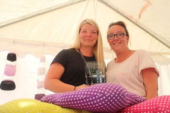 Der Preis f&uuml;r den beliebtesten Handwerksstand ging an Sina Hillemann und ihre Kollegin (Foto: Angelo Glashagel)