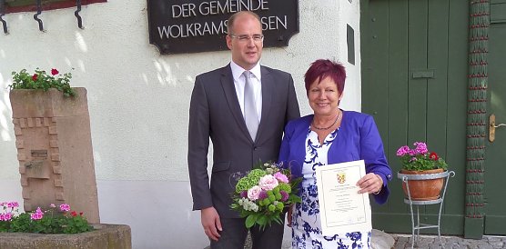 Urkunde &uuml;berreicht (Foto: J. Piper)