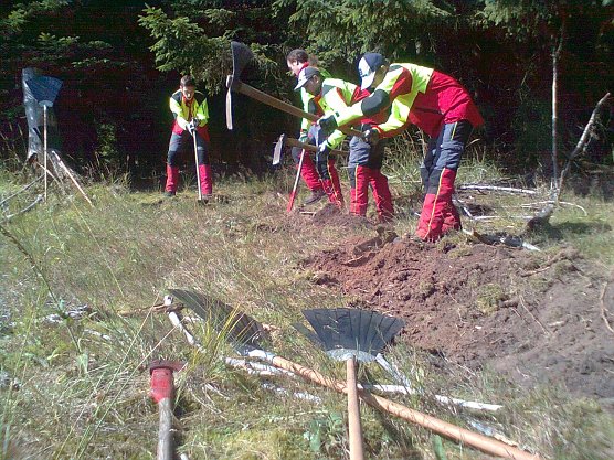 Waldbrandbek&auml;mpfung mit Hacke, Axt und Feuerpatsche, die Azubis Samuel Tettenborn, David Graf, Max Koch und Marcus Thannh&auml;user (von links) des Forstamts Bleicherode-S&uuml;dharz &uuml;ben f&uuml;r den Ernstfall. (Foto: Kohlmann)