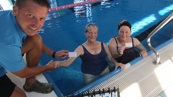 Gutscheine &uuml;berreicht (Foto: Badehaus Nordhausen GmbH)