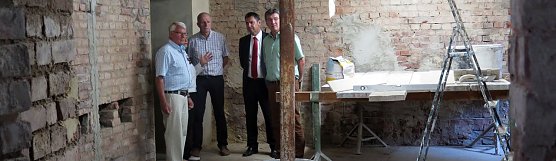 Lauinger (rechts) im Gespr&auml;ch mit Mitgliedern des F&ouml;rdervereins (Foto: nnz)