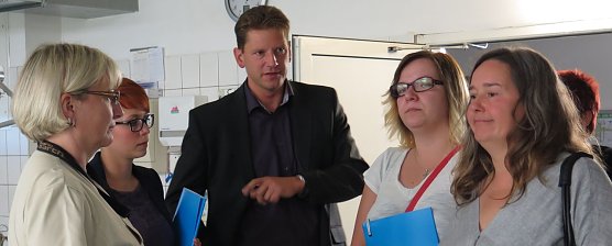 Guido Hage erl&auml;utert Probleme mit alten Krankenhausbetten. Rechts Ministerin Werner (LINKE) (Foto: nnz)