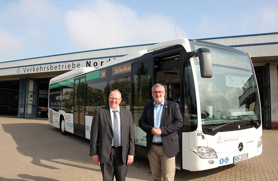 Thorsten Schwarz und Stefan N&uuml;&szlig;le vor einem Bus der Verkehrsbetriebe (Foto: Jessica Pieper)