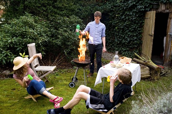 Stichflammen, Fettspritzer oder Funkenflug k&ouml;nnen in Sekundenschnelle zu Verletzungen f&uuml;hren (Foto: HDI)