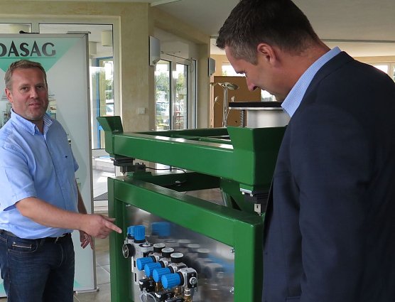 Niels B&ouml;er erl&auml;utert Niels Neu eine Musteranlagen (Foto: NUV)