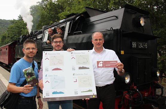 Andr&eacute; Richter und Christian Schelauske vom Naturpark S&uuml;dharz und Landrat Matthias Jendricke (Foto: Jessica Pieper)
