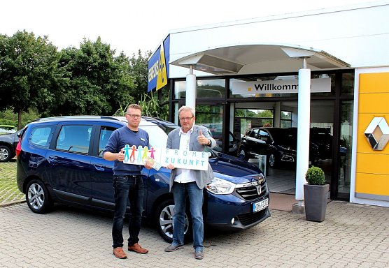 Heute wurde es im Autohaus Gerecke in Ilfeld offiziell. Eine Spende in H&ouml;he von 250 Euro wurde an den Gesch&auml;ftsf&uuml;hrer des Frohe Zukunft Nordhausen  durch den Inhaber des Autohauses, Herrn Ulf-Heinrich Gerecke pers&ouml;nlich &uuml;bergeben (Foto: Stephan Masch)