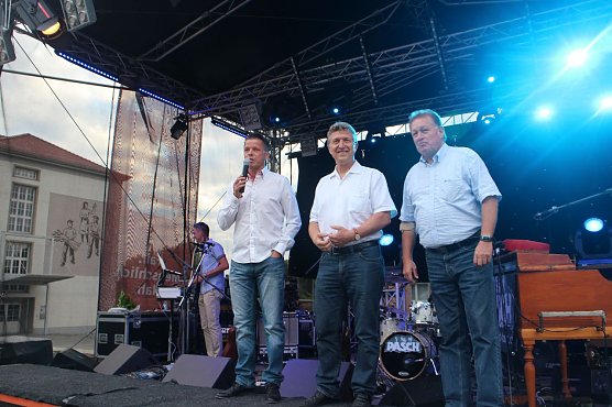 Jens Eisenschmidt, Oberb&uuml;rgermeister Zeh und Peter Winsel, Gesch&auml;ftsf&uuml;hrer von Wippertaler Getr&auml;nke, er&ouml;ffneten das Lichterfest (Foto: Angelo Glashagel)