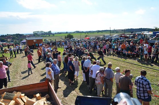 Mensch gegen Maschine auf dem 9. Schleppertreffen in Hermannsacker (Foto: Helmut Michel)