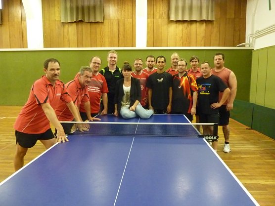 Die 1. Mannschaft des TTV Hydro mit ihrer Physiotherapeutin Melanie Lang und den G&auml;sten des TTZ Sponeta Erfurt vor dem Freundschaftsspiel in der Nordh&auml;user Wertherhalle. (Foto: Tino K&ouml;hler)