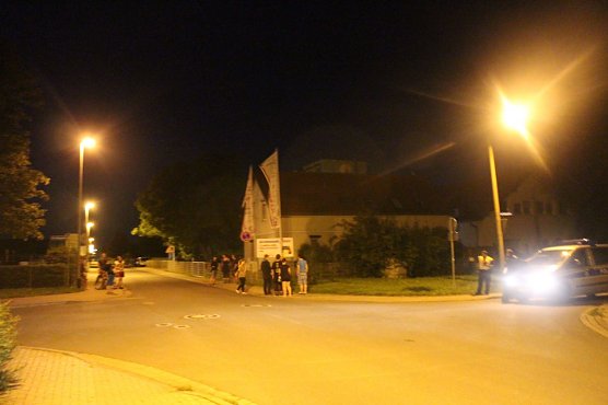Vor der provisorischen Unterkunft in Nordhausen versammelten sich eine zivile Nachtwache (Foto: Angelo Glashagel)
