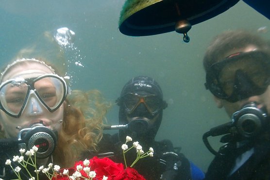 Trauung unter Wasser (Foto: Dr. Tr&ouml;ger)