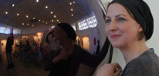 Andrea Flemming an einem der gezeigten Werke (Foto: nnz)