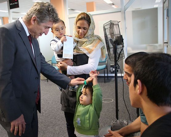 Oberb&uuml;rgermeister Zeh begr&uuml;&szlig;te Fl&uuml;chtlingsfamilien (Foto: Pressestelle Stadt Nordhausen)