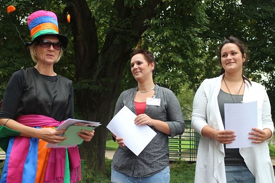 Ines Gast und die Studentinnen Sarah und Colline er&ouml;ffneten das 7. Treppenfest (Foto: Angelo Glashagel)