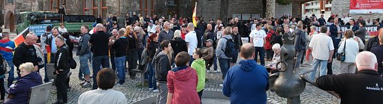 Rund 200 Menschen haben sich am Rathaus versammelt. (Foto: nnz)