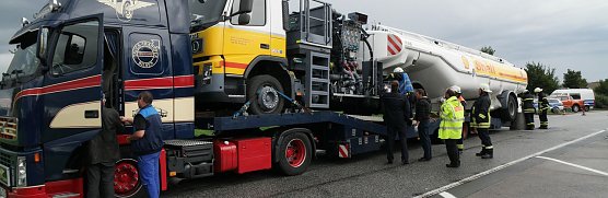 Gef&auml;hrliche Fracht auf der A38 (Foto: nnz)