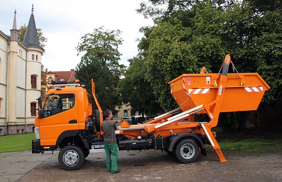 Neues Containerfahrzeug f&uuml;r die Servicegesellschaft des Landkreises (Foto: Jessica Pieper)
