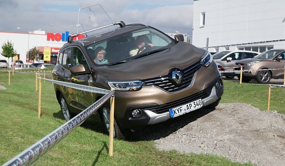 Auf der Gel&auml;ndestrecke steuert G&uuml;nter Koch den neuen Kadjar (Foto: nnz)