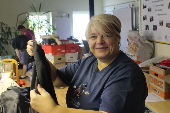 Franka Bergmann koordiniert die Spendensammlung im Verein LIFT (Foto: Angelo Glashagel)
