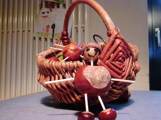 Mit Kastanien basteln (Foto: KILA/Tuschy)