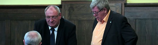 Primas (CDU) mit Bachmann (Linke): Letzte Absprachen vor dem Kreistag (Foto: nnz)