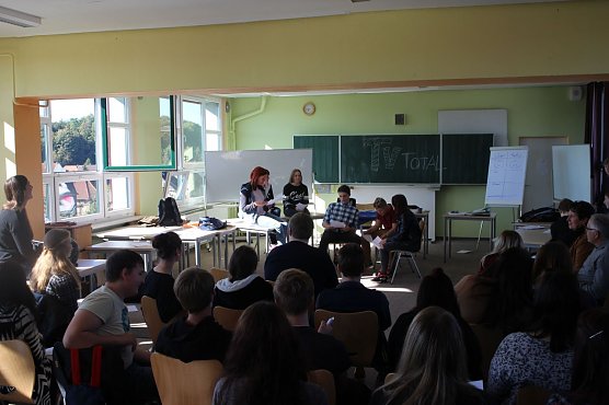 F&uuml;r die zehnte Klasse wird es etwas anspruchsvoller, hier soll nachvollzogen werden, warum die Entscheidungen in der EU so schwer sein kann (Foto: Angelo Glashagel)