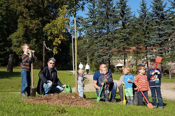 Baumpflanzung (Foto: Sandra Witzel) Baumpflanzung (Foto: Sandra Witzel)