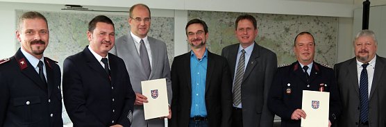 Bescheide &uuml;bergeben (Foto: nnz)